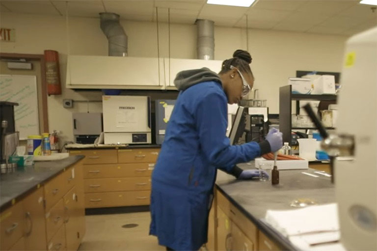 Te Erica working in lab